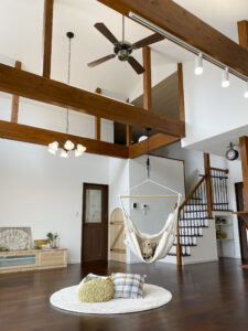 オレンジ色の三角屋根にサークル窓が映える家（群馬県みどり市）