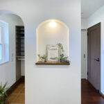 オレンジ色の三角屋根にサークル窓が映える家（群馬県みどり市）