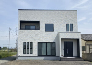 キッチン横シェルフと吹抜けのある家（群馬県伊勢崎市）