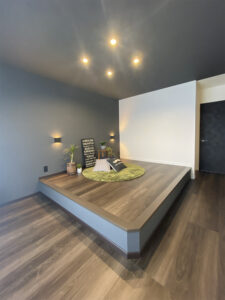 キッチン横シェルフと吹抜けのある家（群馬県伊勢崎市）