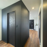 キッチン横シェルフと吹抜けのある家（群馬県伊勢崎市）