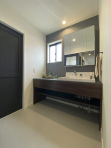 キッチン横シェルフと吹抜けのある家（群馬県伊勢崎市）