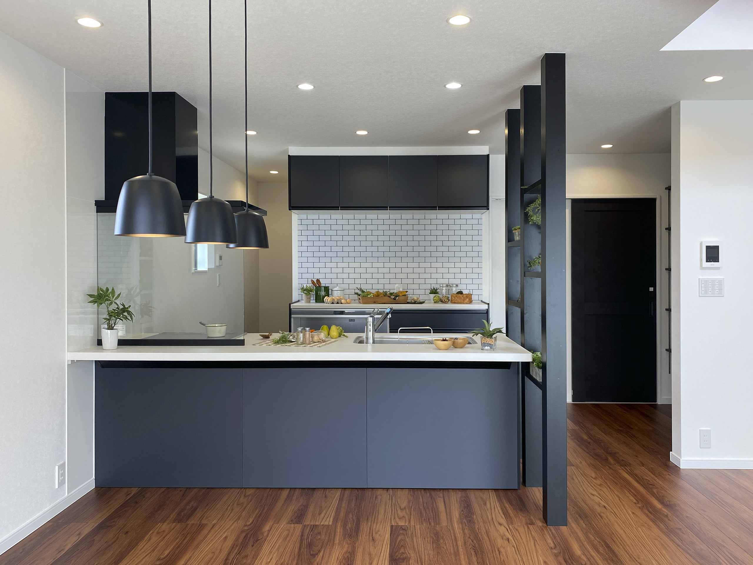 キッチン横シェルフと吹抜けのある家（群馬県伊勢崎市）