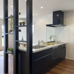 キッチン横シェルフと吹抜けのある家（群馬県伊勢崎市）