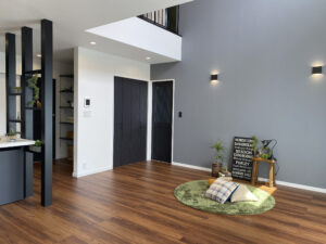 キッチン横シェルフと吹抜けのある家（群馬県伊勢崎市）