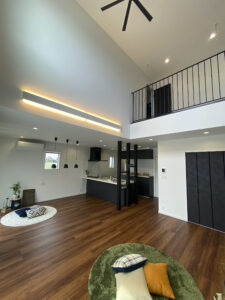 キッチン横シェルフと吹抜けのある家（群馬県伊勢崎市）