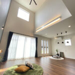 キッチン横シェルフと吹抜けのある家（群馬県伊勢崎市）