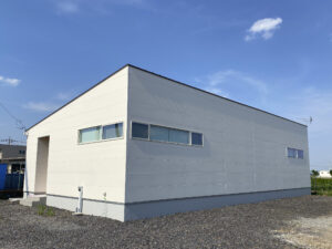 中庭タイルデッキを囲む家（群馬県太田市）