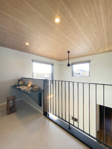 大きな吹抜けと２ボール洗面台のある家