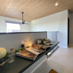 大きな吹抜けと２ボール洗面台のある家