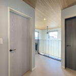 大きな吹抜けと２ボール洗面台のある家