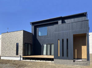 大きな吹抜けと２ボール洗面台のある家