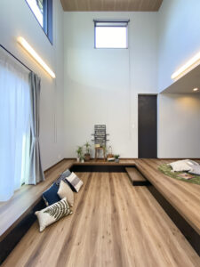 大きな吹抜けと２ボール洗面台のある家