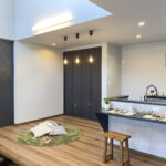 大きな吹抜けと２ボール洗面台のある家