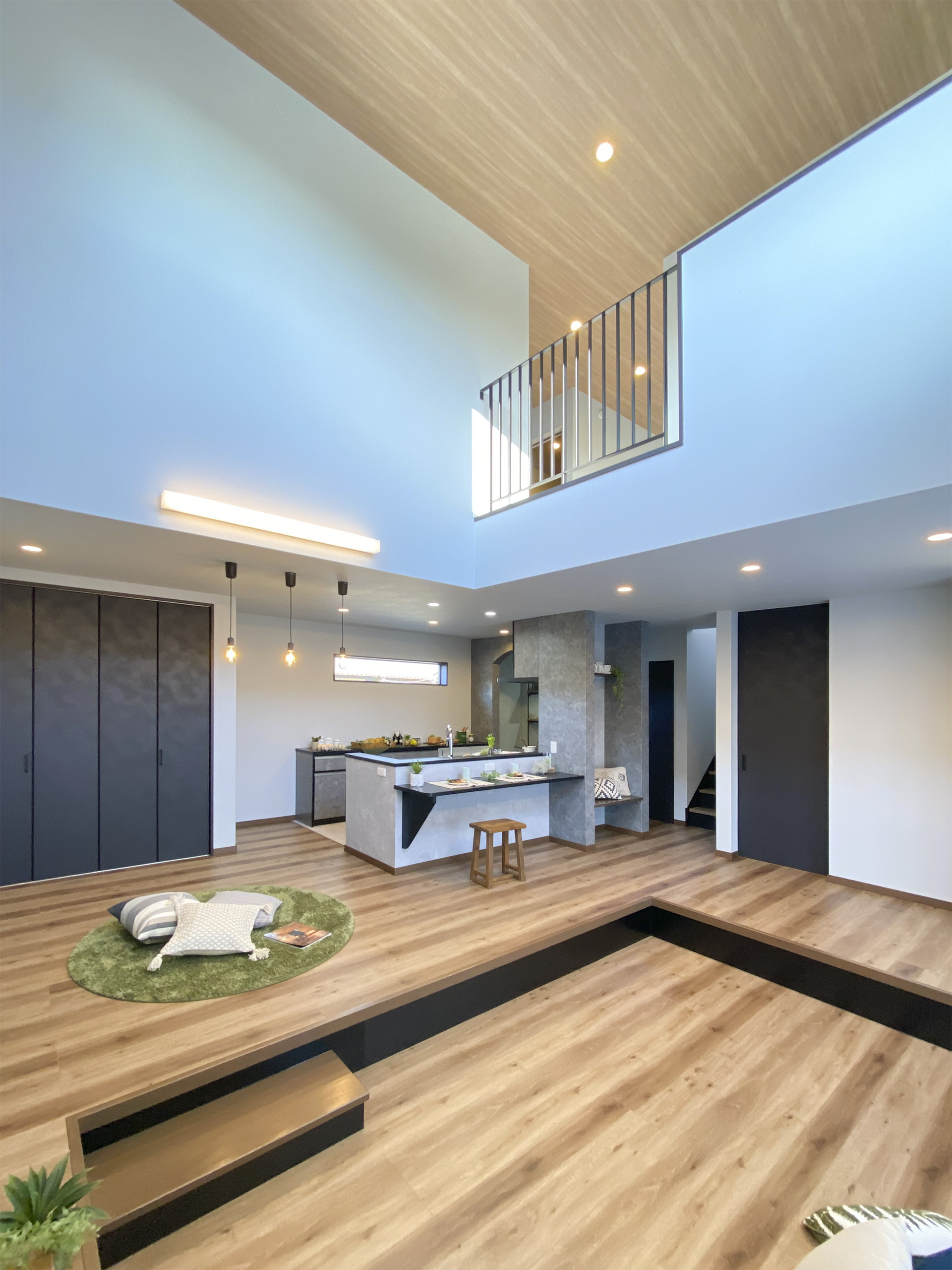 大きな吹抜けと２ボール洗面台のある家