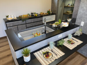 大きな吹抜けと２ボール洗面台のある家