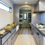 大きな吹抜けと２ボール洗面台のある家