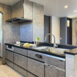 大きな吹抜けと２ボール洗面台のある家