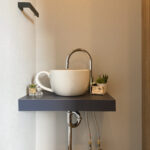 大きな吹抜けと２ボール洗面台のある家