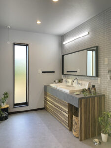 大きな吹抜けと２ボール洗面台のある家