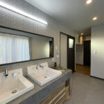 大きな吹抜けと２ボール洗面台のある家