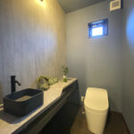 大きな吹抜けと２ボール洗面台のある家