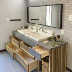 大きな吹抜けと２ボール洗面台のある家