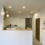 グリーンの屋根のアーリーアメリカン風の家