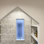 グリーンの屋根のアーリーアメリカン風の家