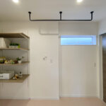 グリーンの屋根のアーリーアメリカン風の家