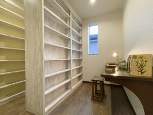 グリーンの屋根のアーリーアメリカン風の家