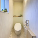 グリーンの屋根のアーリーアメリカン風の家