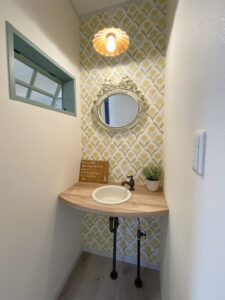 グリーンの窓モールがステキなアーリーアメリカンな家