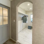 グリーンの窓モールがステキなアーリーアメリカンな家