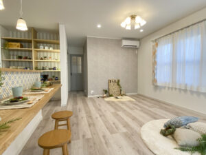 グリーンの窓モールがステキなアーリーアメリカンな家