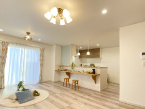 グリーンの窓モールがステキなアーリーアメリカンな家