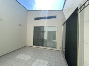 中庭タイルデッキを囲む家（群馬県太田市）