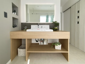 中庭タイルデッキを囲む家（群馬県太田市）