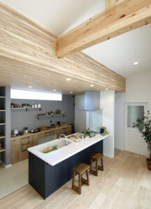 中庭タイルデッキを囲む家（群馬県太田市）