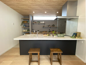 中庭タイルデッキを囲む家（群馬県太田市）