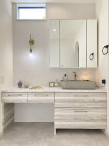 自動車とバイクガレージがある平屋