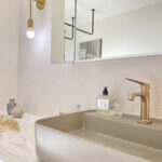 自動車とバイクガレージがある平屋