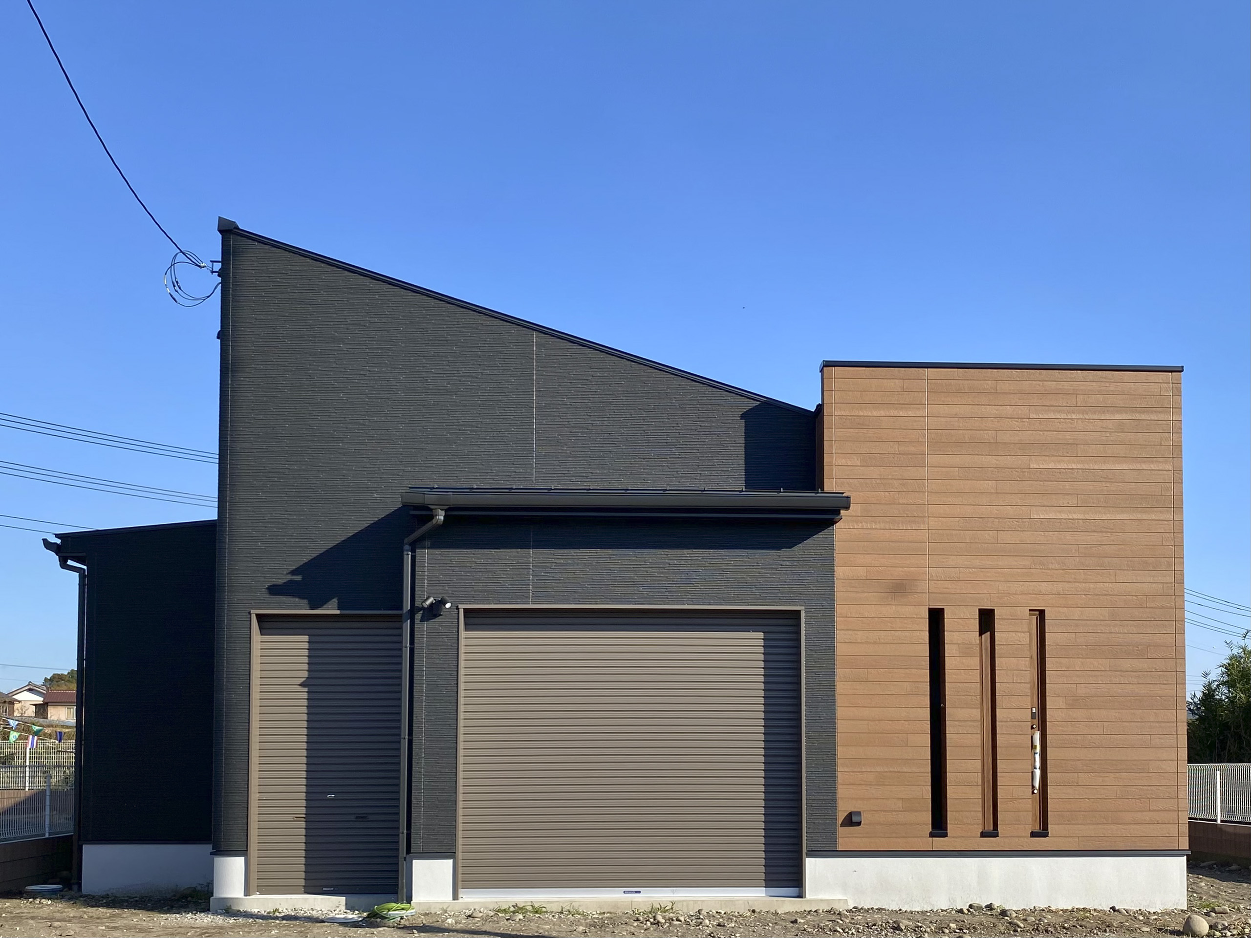 自動車とバイクガレージがある平屋