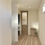 自動車とバイクガレージがある平屋