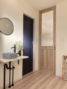 自動車とバイクガレージがある平屋