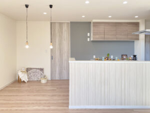 自動車とバイクガレージがある平屋