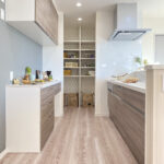 自動車とバイクガレージがある平屋