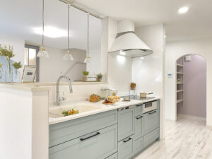 木製キッチンがあるエレガントハウス