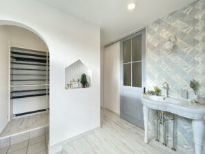 木製キッチンがあるエレガントハウス