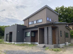 造作ベンチのダイニングがある家（群馬県太田市）